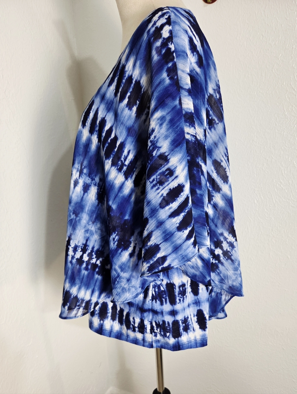 Alfred Dunner Blue Tie-Dye Flowy Top, Size Large - Picture 7 of 9